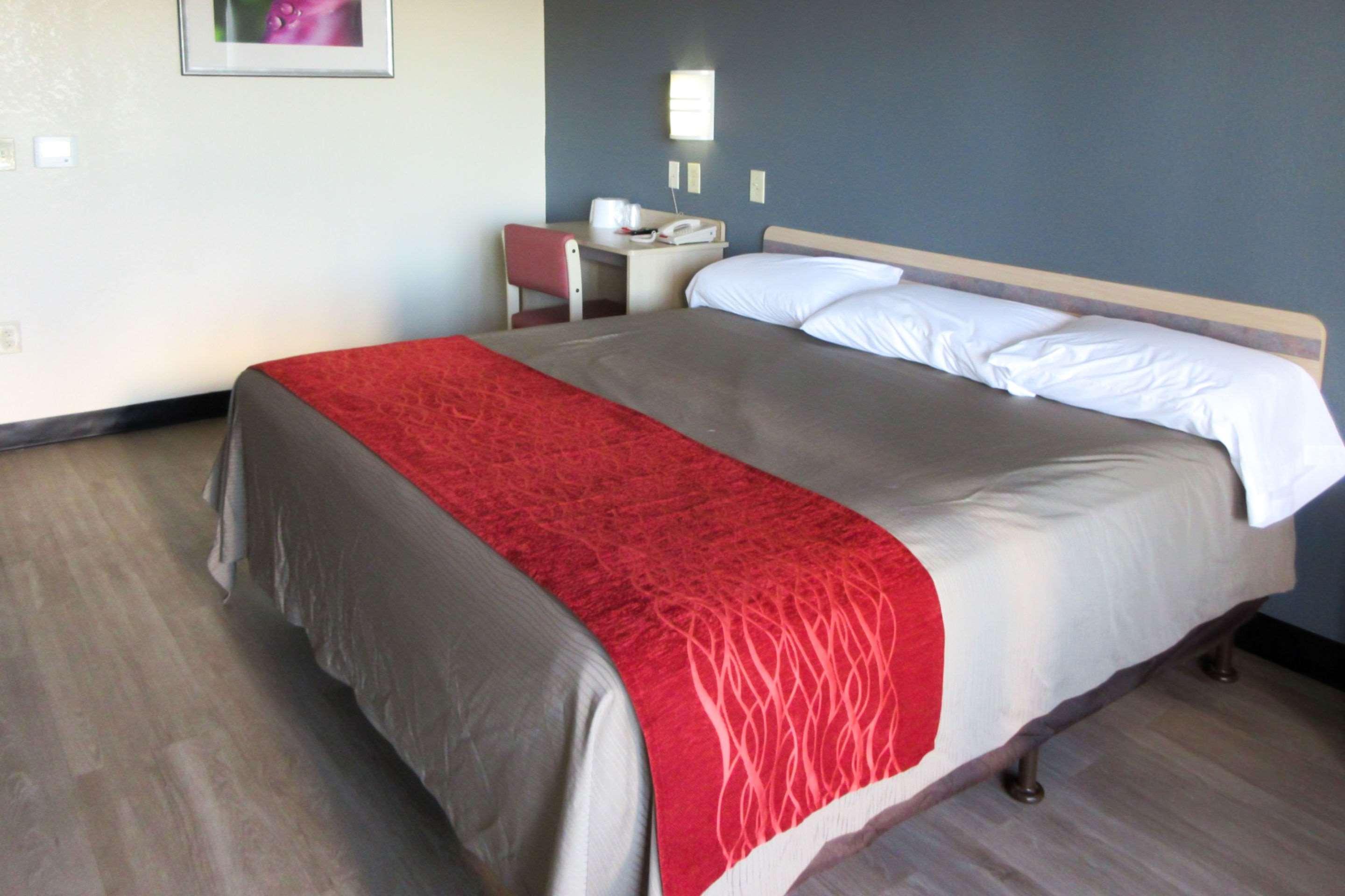 Hotel Econo West I-24 2*