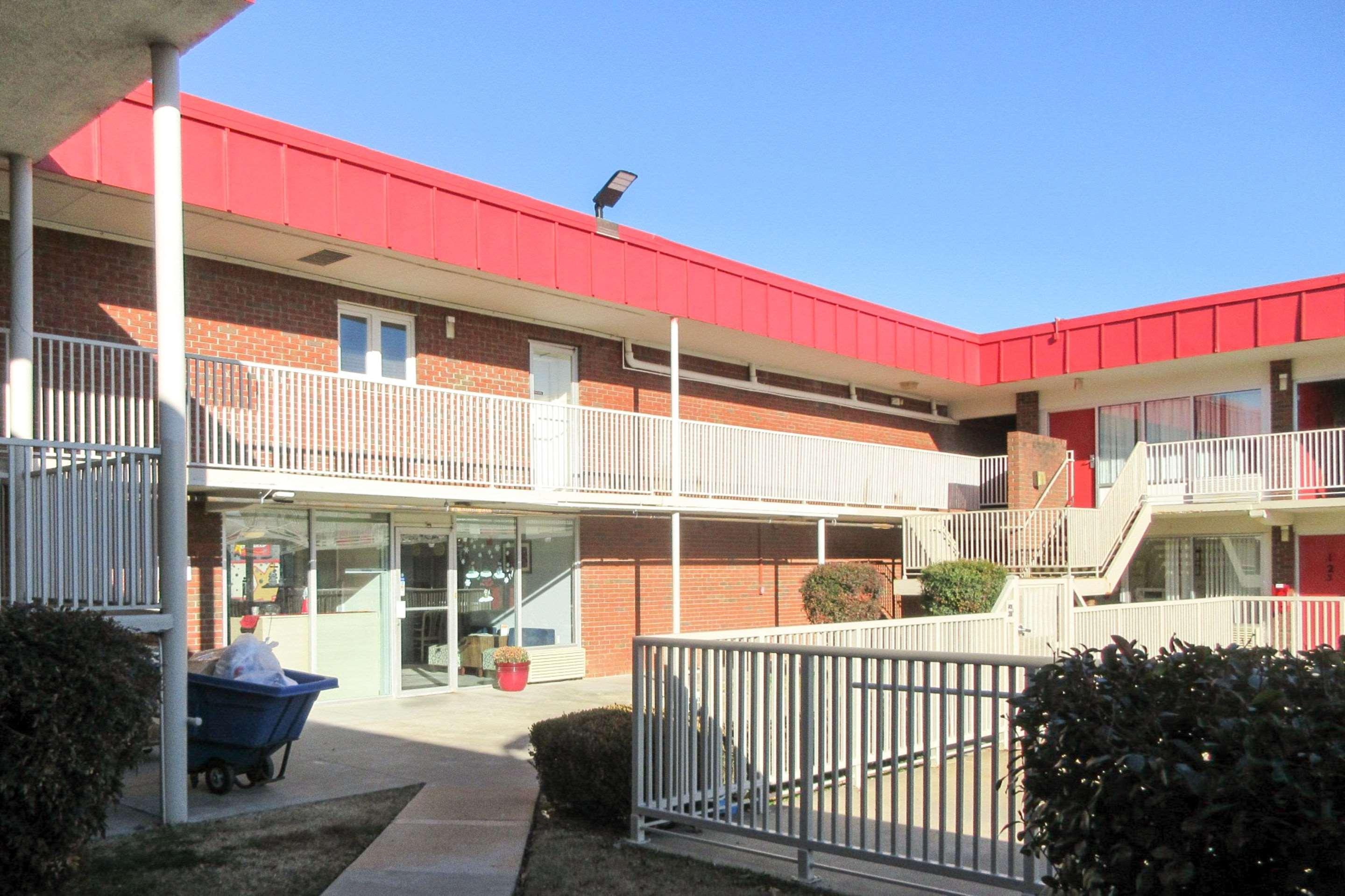 Econo West I-24 Hotel 2*