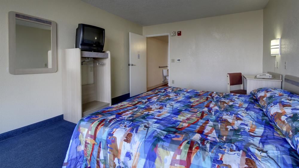 Hotel Econo West I-24 2*