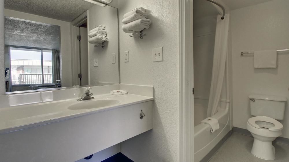 Hotel Econo West I-24 2*