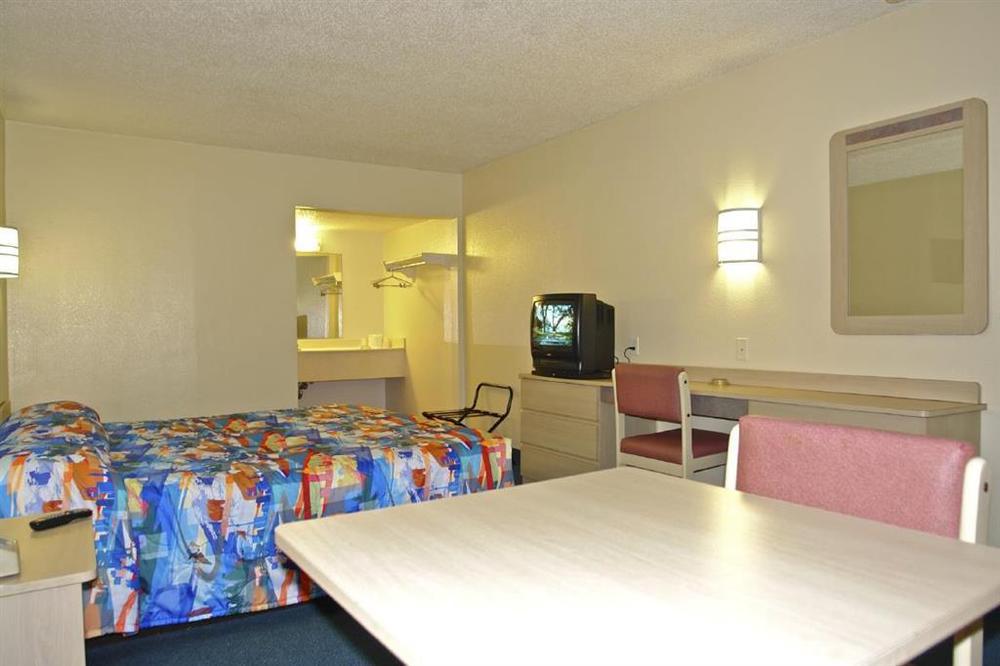 Hotel Econo West I-24